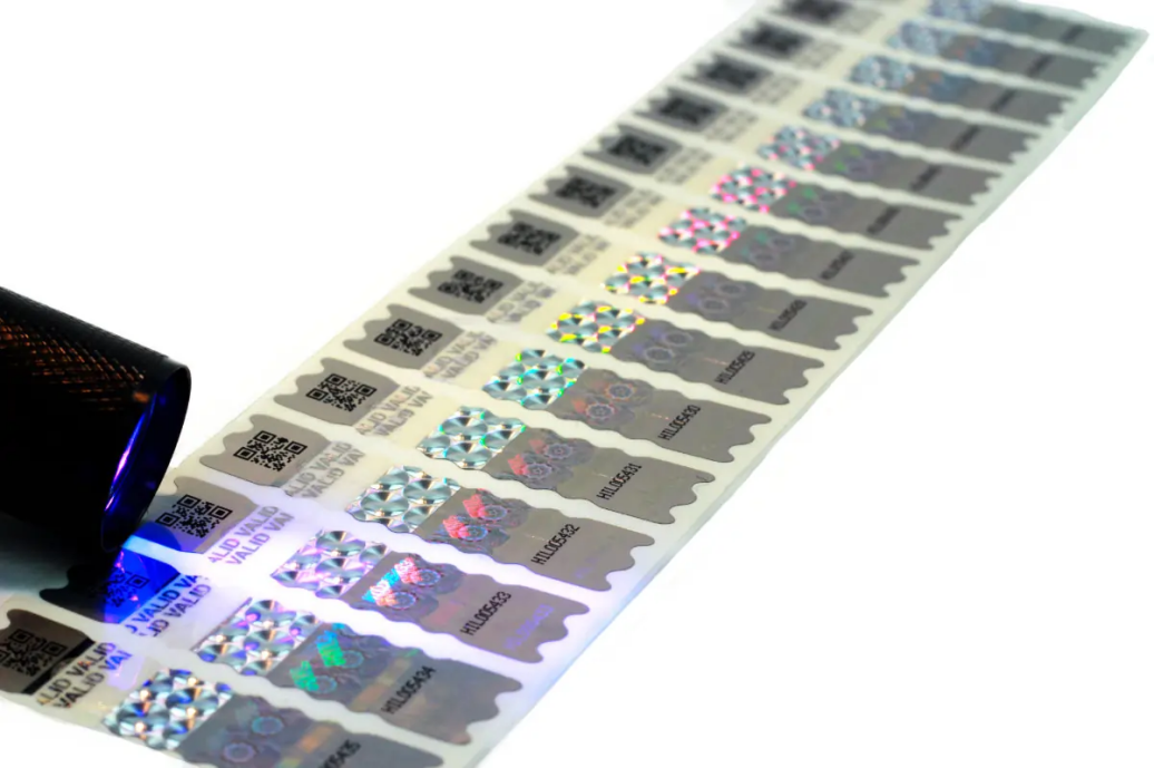 SMART LABELING I SERIALIZACJA etykiety hologramowe oferują możliwość śledzenia za pomocą kodów QR i identyfikację za pomocą numerów seryjnych