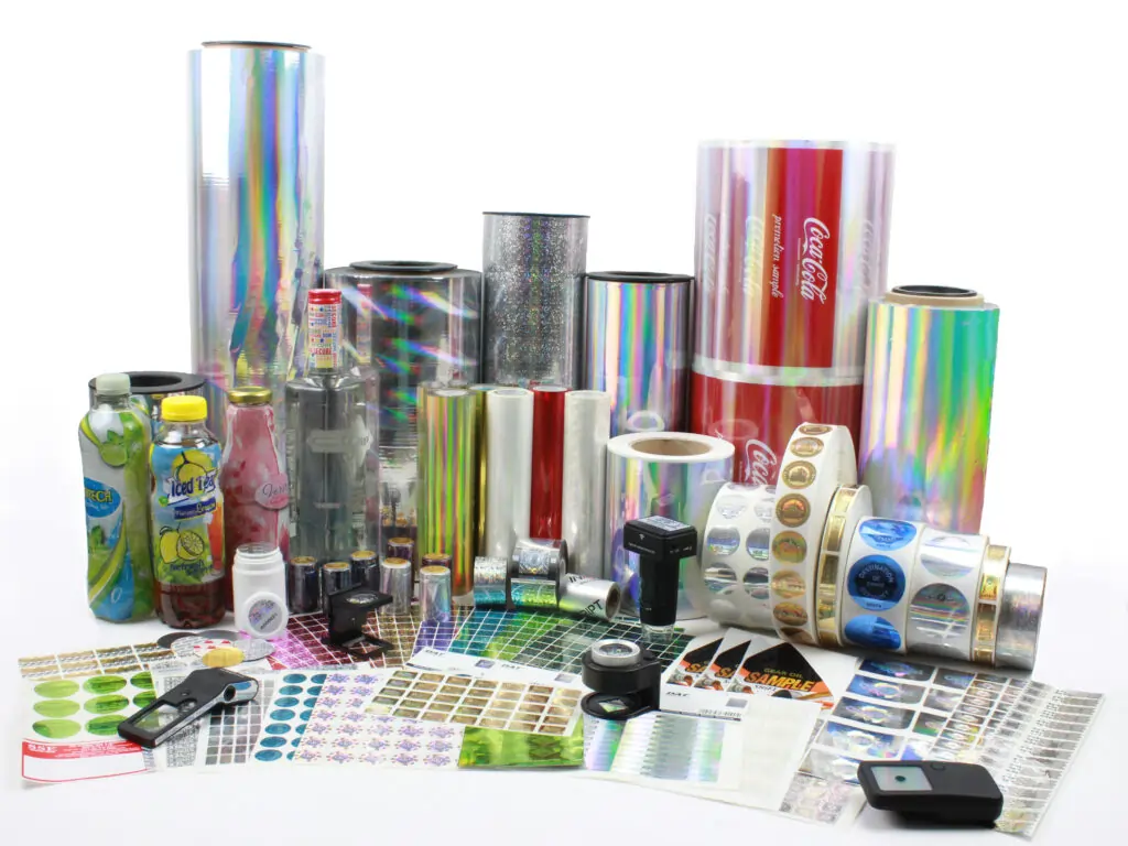 Nuestra gama de productos abarca desde pegatinas holográficas hasta cierres de precinto, películas de envasado y equipos