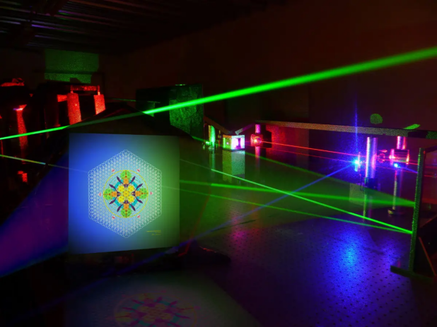 Blik in een hoofdlaboratorium met laserstralen en hologrammen