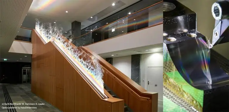 Escalier du foyer du ministère avec projection d'arcs-en-ciel